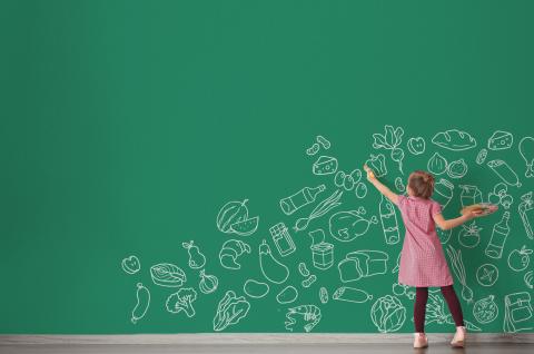 Ételeket falra rajzoló kislány